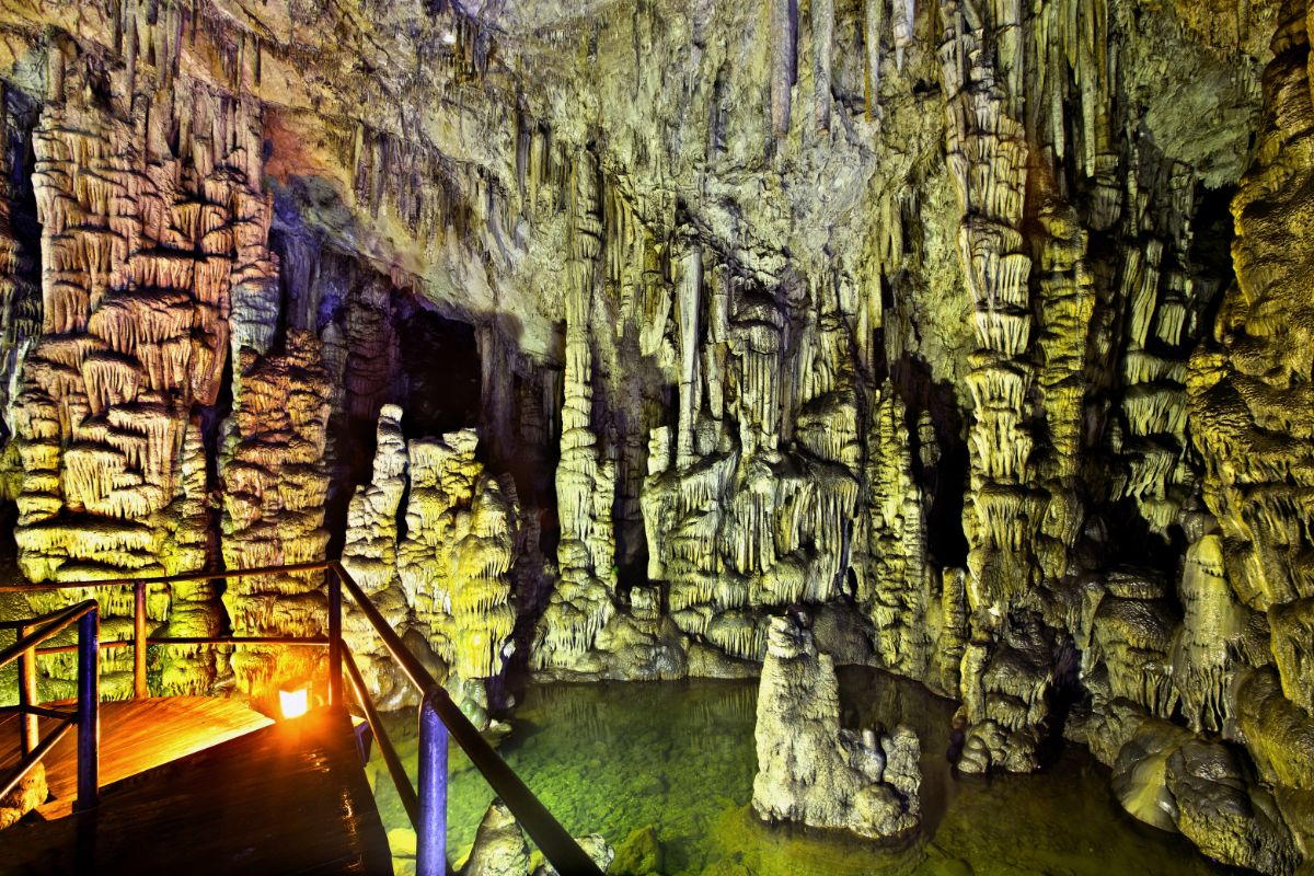 Die beeindruckende Höhle des Zeus auf Kreta mit Stalaktiten, Stalagmiten und einem kleinen unterirdischen See.