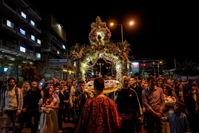 Gläubige folgen dem mit Blumen geschmückten Epitaphios während der Karfreitagsprozession in Griechenland.