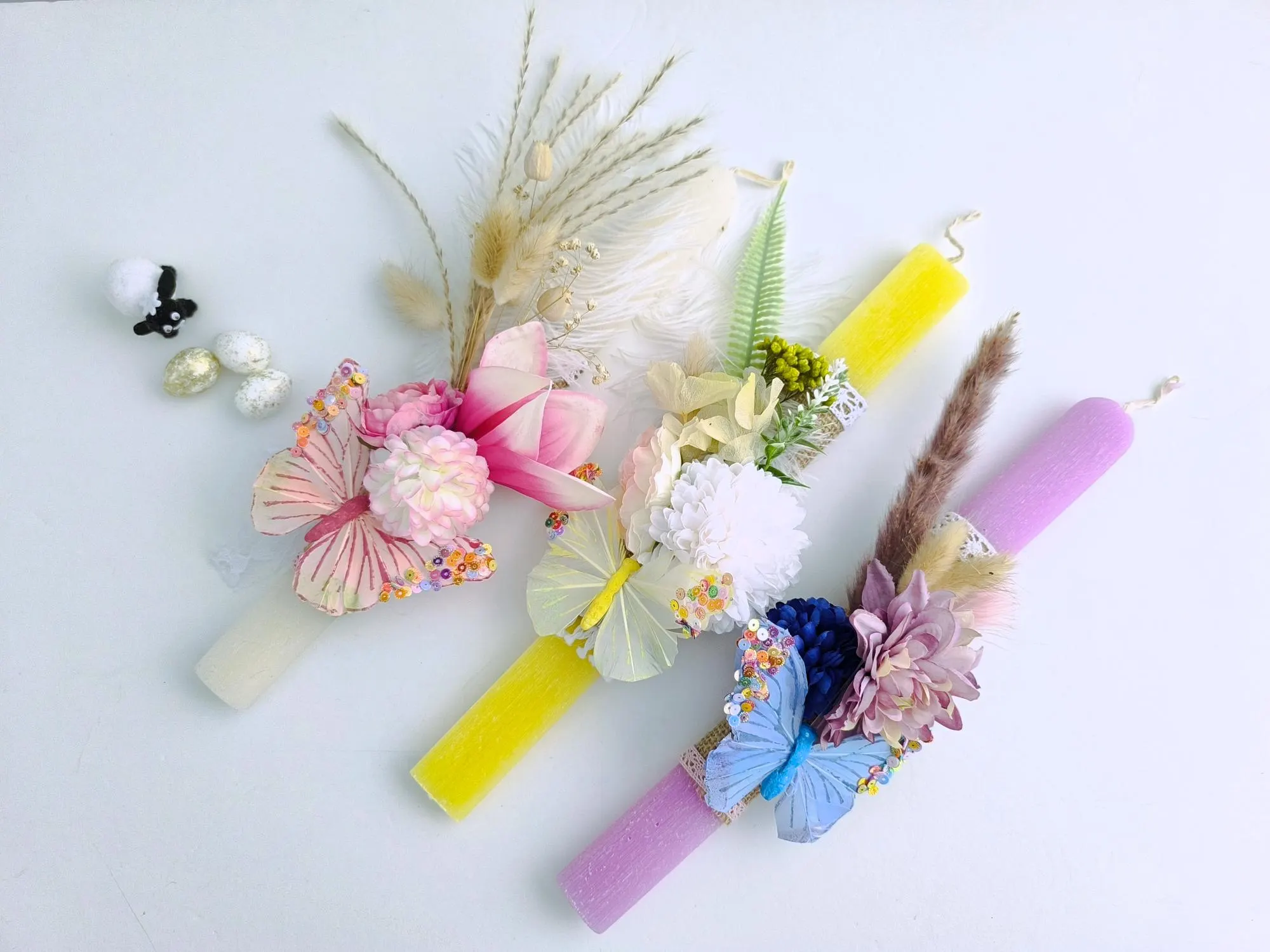 Bunte griechische Osterkerzen (Lámpades) mit Dekorationen.